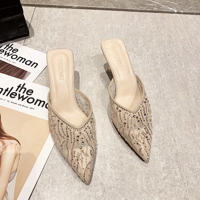 Κομψές γυναικείες παντόφλες με ψηλό τακούνι με διακοσμητικές πέτρες