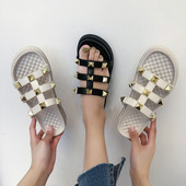 Papuci moderni de dama cu nituri in alb-negru