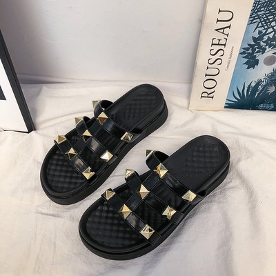 Papuci moderni de dama cu nituri in alb-negru