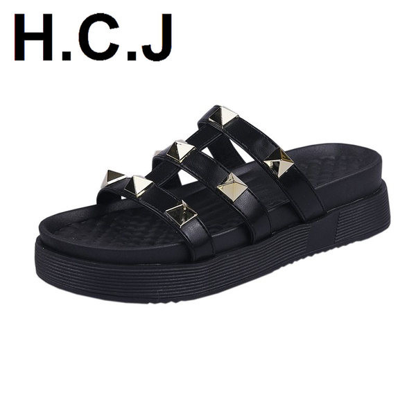 Papuci moderni de dama cu nituri in alb-negru