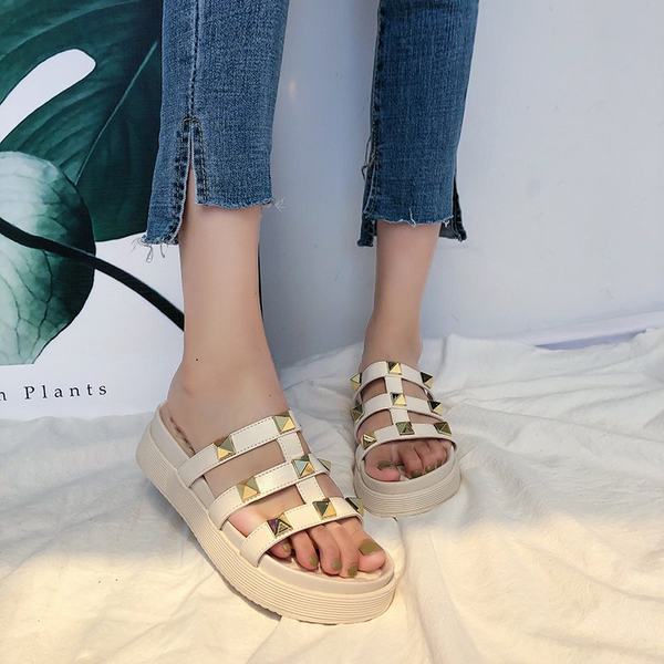 Papuci moderni de dama cu nituri in alb-negru