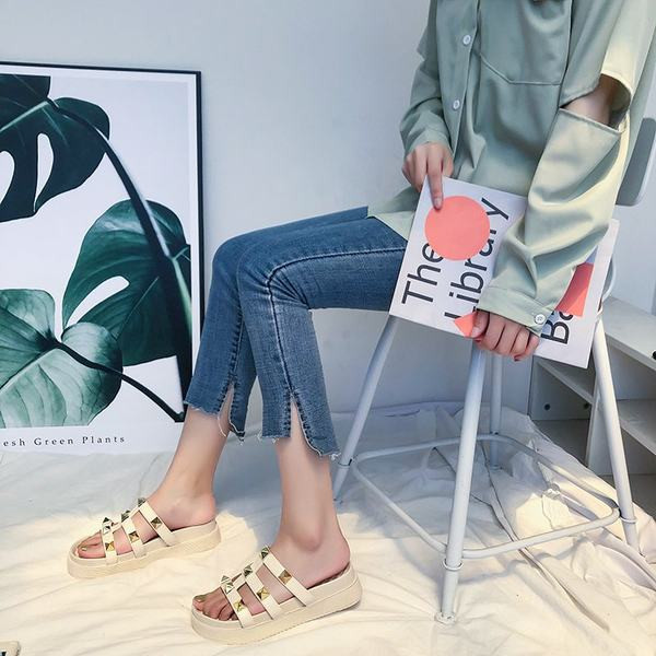 Papuci moderni de dama cu nituri in alb-negru