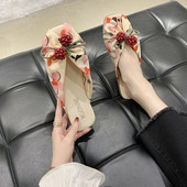 Γυναικείες παντόφλες με επίπεδη σόλα και τρισδιάστατο στοιχείο σε δύο χρώματα