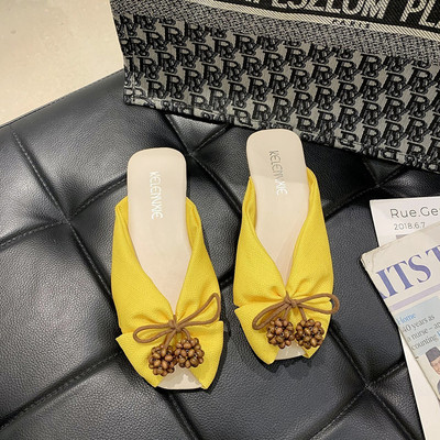 Γυναικείες παντόφλες με επίπεδη σόλα και τρισδιάστατο στοιχείο σε δύο χρώματα