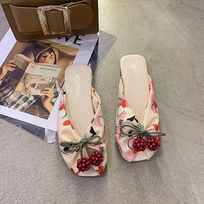 Γυναικείες παντόφλες με επίπεδη σόλα και τρισδιάστατο στοιχείο σε δύο χρώματα