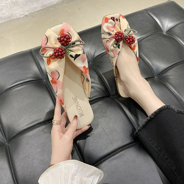 Γυναικείες παντόφλες με επίπεδη σόλα και τρισδιάστατο στοιχείο σε δύο χρώματα