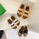 Μοντέρνες γυναικείες παντόφλες με μεταλλική διακόσμηση και επίπεδη σόλα σε τρία χρώματα