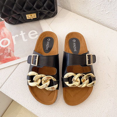 Μοντέρνες γυναικείες παντόφλες με μεταλλική διακόσμηση και επίπεδη σόλα σε τρία χρώματα