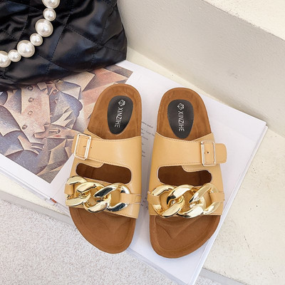 Μοντέρνες γυναικείες παντόφλες με μεταλλική διακόσμηση και επίπεδη σόλα σε τρία χρώματα