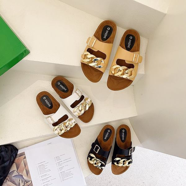 Μοντέρνες γυναικείες παντόφλες με μεταλλική διακόσμηση και επίπεδη σόλα σε τρία χρώματα