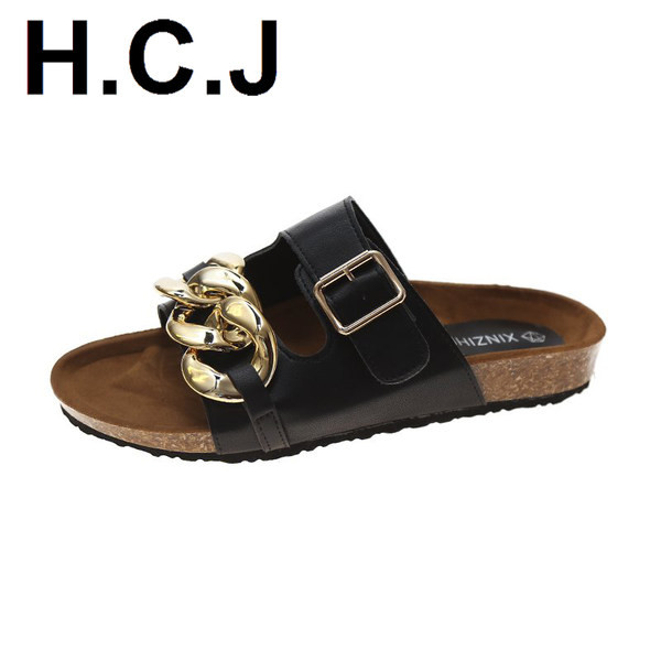 Μοντέρνες γυναικείες παντόφλες με μεταλλική διακόσμηση και επίπεδη σόλα σε τρία χρώματα