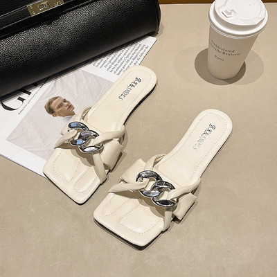 Γυναικείες παντόφλες από faux δέρμα και μεταλλική διακόσμηση