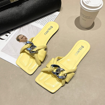 Γυναικείες παντόφλες από faux δέρμα και μεταλλική διακόσμηση