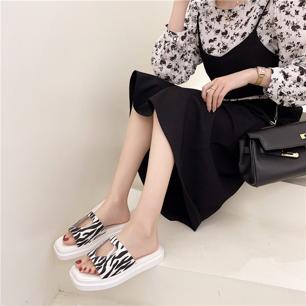 Papuci de plaja dama cu talpa plate in alb-negru