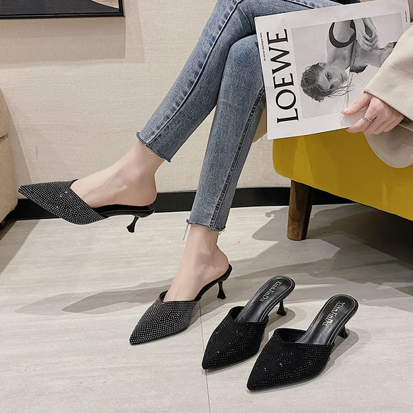 Μοντέρνες γυναικείες παντόφλες μυτερό μοντέλο με διακοσμητικές πέτρες