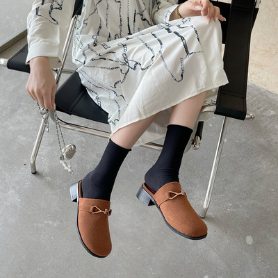 Model nou de papuci de dama inchisi cu element metalic