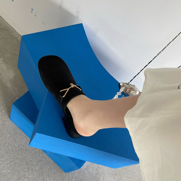 Model nou de papuci de dama inchisi cu element metalic