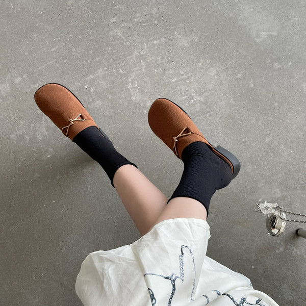 Model nou de papuci de dama inchisi cu element metalic