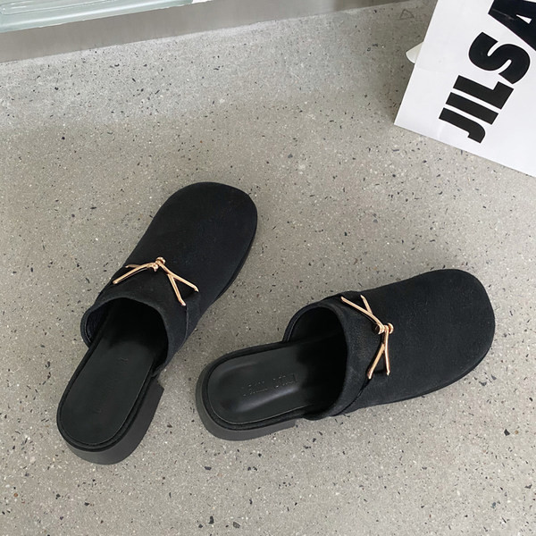 Model nou de papuci de dama inchisi cu element metalic