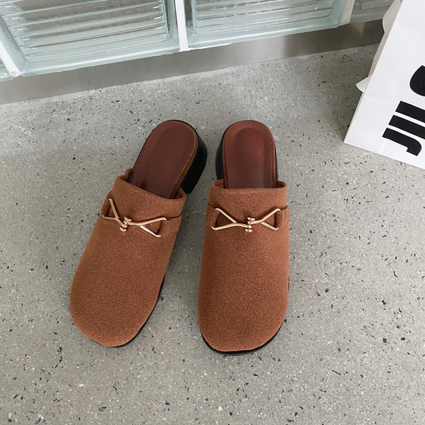 Model nou de papuci de dama inchisi cu element metalic