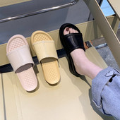 Papuci casual de dama potriviti pentru o plaja cu talpa plata