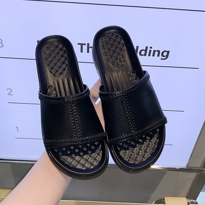 Papuci casual de dama potriviti pentru o plaja cu talpa plata