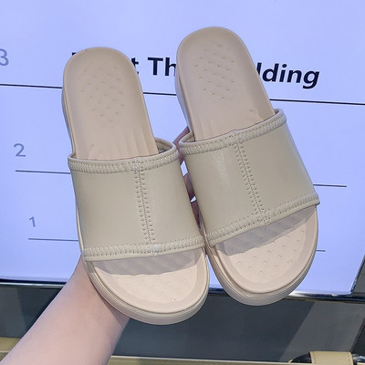 Papuci casual de dama potriviti pentru o plaja cu talpa plata