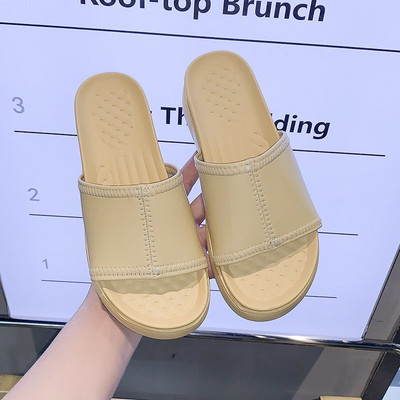 Papuci casual de dama potriviti pentru o plaja cu talpa plata