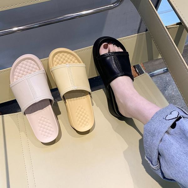 Papuci casual de dama potriviti pentru o plaja cu talpa plata