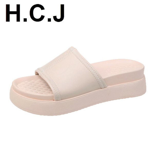 Papuci casual de dama potriviti pentru o plaja cu talpa plata