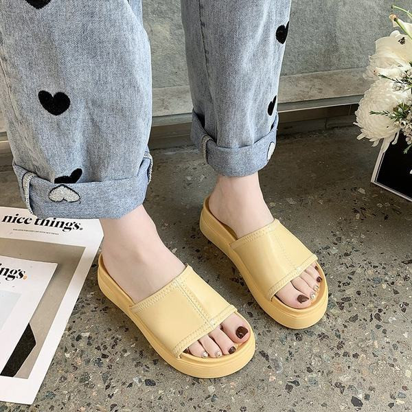 Papuci casual de dama potriviti pentru o plaja cu talpa plata