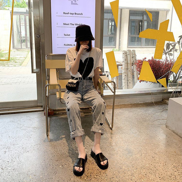 Papuci casual de dama potriviti pentru o plaja cu talpa plata