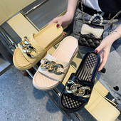 Γυναικείες παντόφλες με μεταλλική διακόσμηση