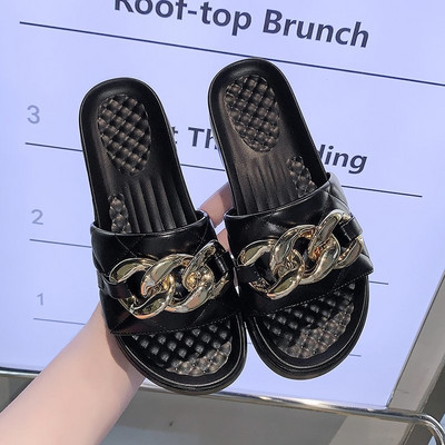 Γυναικείες παντόφλες με μεταλλική διακόσμηση