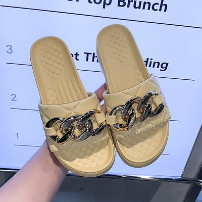 Γυναικείες παντόφλες με μεταλλική διακόσμηση