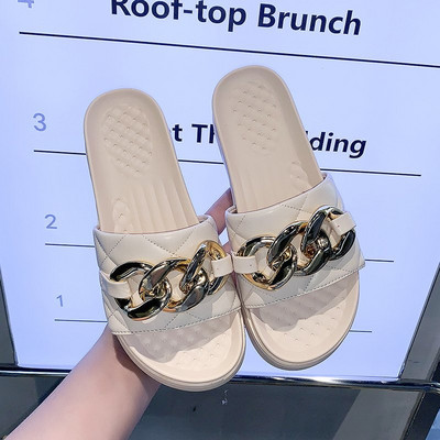 Γυναικείες παντόφλες με μεταλλική διακόσμηση