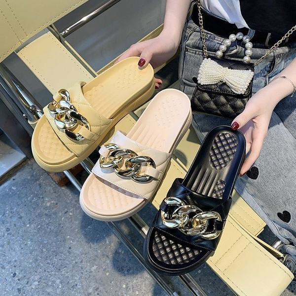 Γυναικείες παντόφλες με μεταλλική διακόσμηση