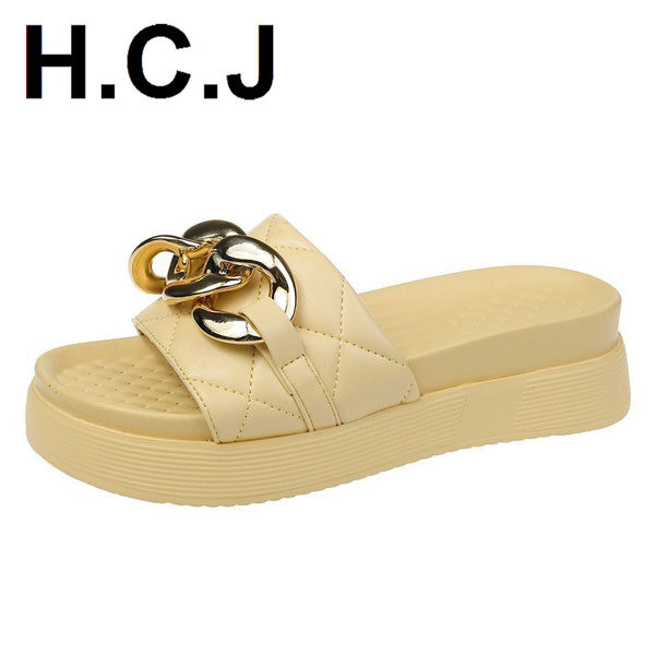 Γυναικείες παντόφλες με μεταλλική διακόσμηση