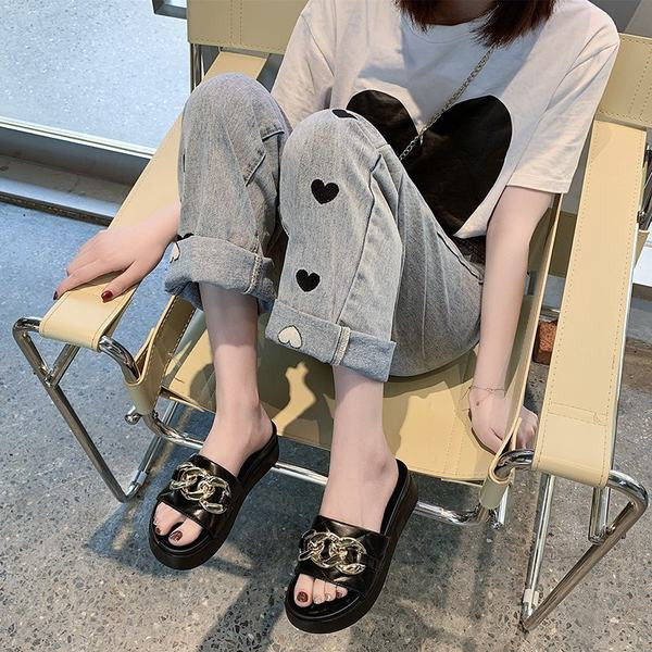 Γυναικείες παντόφλες με μεταλλική διακόσμηση