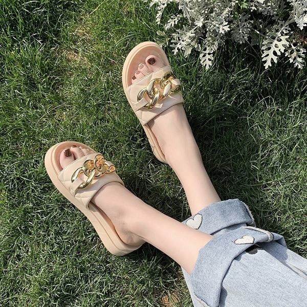 Γυναικείες παντόφλες με μεταλλική διακόσμηση