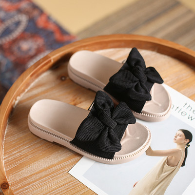 Γυναικείες παντόφλες με επίπεδη σόλα και κορδέλα