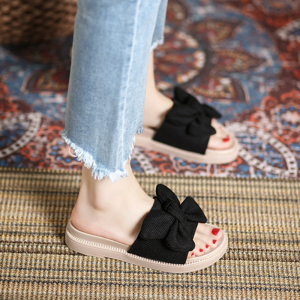Γυναικείες παντόφλες με επίπεδη σόλα και κορδέλα