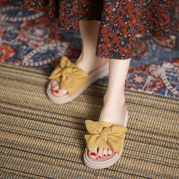 Γυναικείες παντόφλες με επίπεδη σόλα και κορδέλα