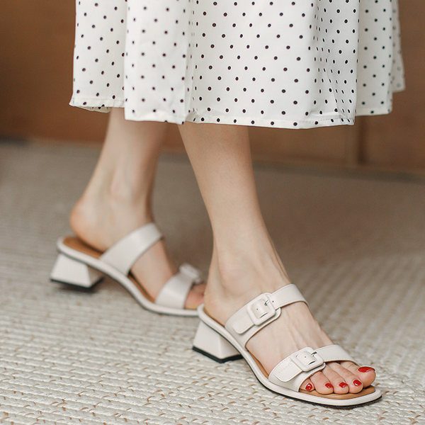 Νέο μοντέλο γυναικείες έκο δερμάτινες παντόφλες με αγκράφες και τετράγωνο τακούνι 5 εκ