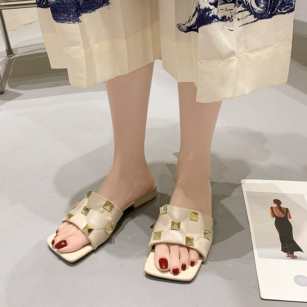 Γυναικείες έκο δερμάτινες παντόφλες με τρουξ και επίπεδη σόλα