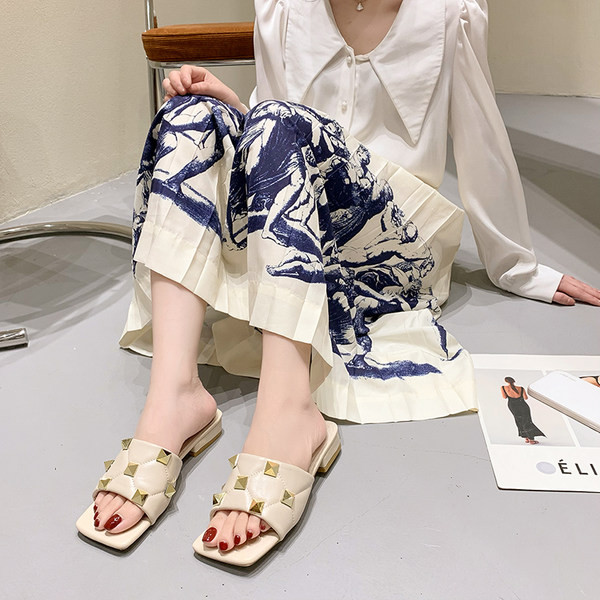 Γυναικείες έκο δερμάτινες παντόφλες με τρουξ και επίπεδη σόλα