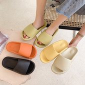 Μονόχρωμες γυναικείες παντόφλες κατάλληλες για την παραλία