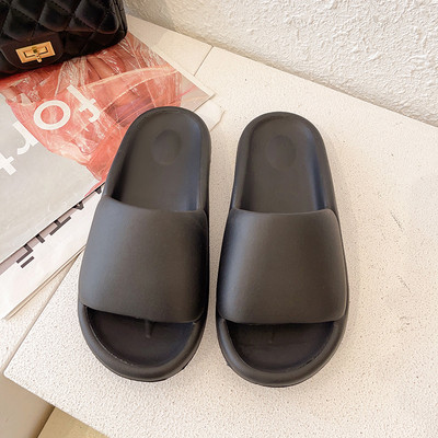 Μονόχρωμες γυναικείες παντόφλες κατάλληλες για την παραλία