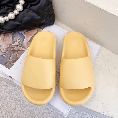 Μονόχρωμες γυναικείες παντόφλες κατάλληλες για την παραλία