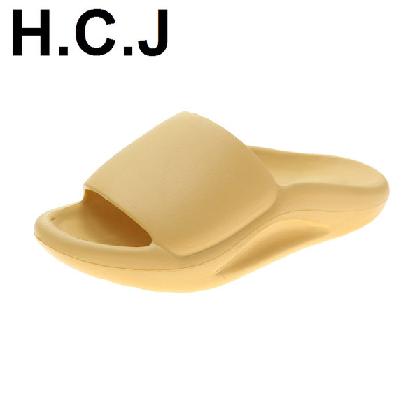 Μονόχρωμες γυναικείες παντόφλες κατάλληλες για την παραλία